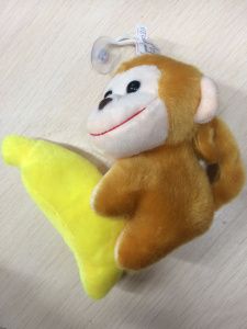 Брелок на присоске Обезьяна с бананом | Магазин канцтоваров и игрушек Львёнок